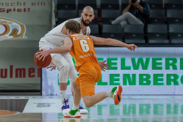 据支持他的 据支持他的